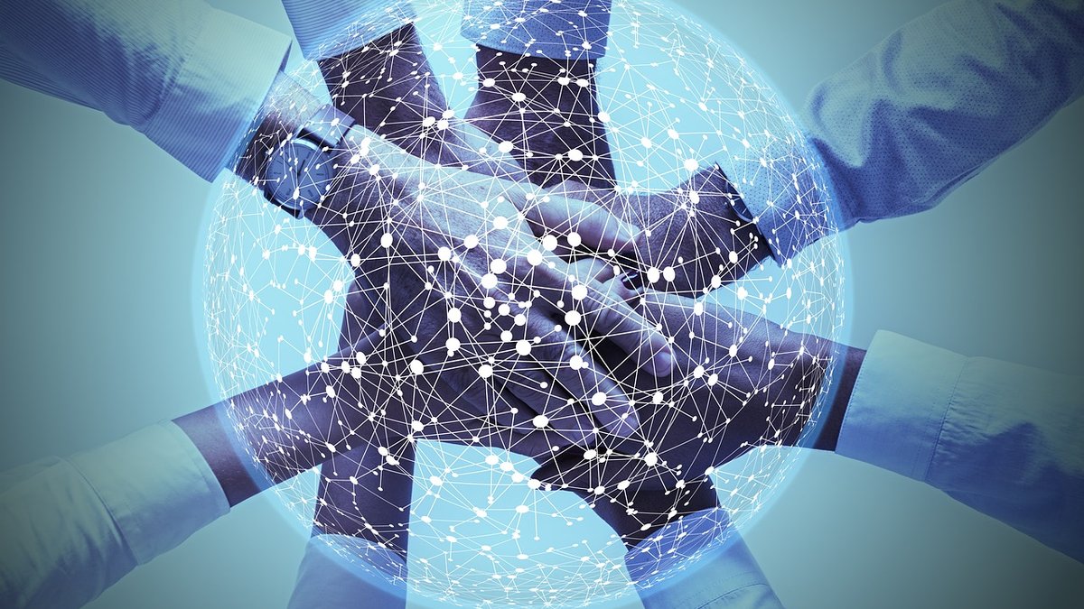 موضوع تعبير: أثر التكنولوجيا والتطبيقات الرقمية في تطوير حياة الطالب والمنظومة التعليمية