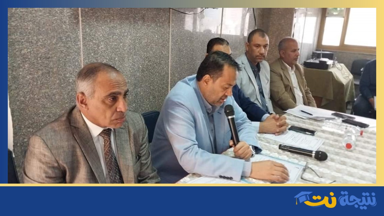 أولياء الأمور يطالبون بالنظافة أمام مدرسة طنطا